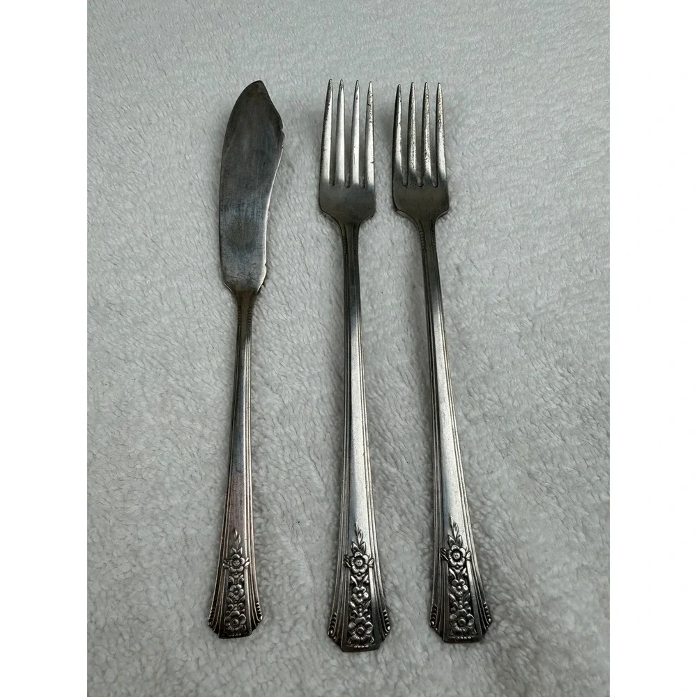 Oneida Comm. Tudor Plate Fortune pattern 2 Grille forks & 1 Master butter knife